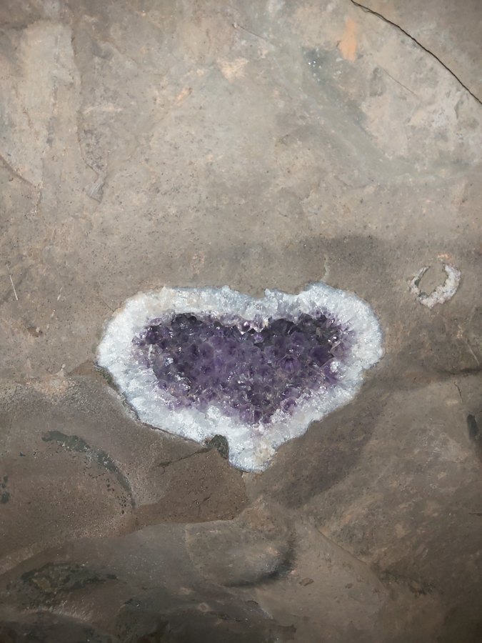 Geoda de amatista en el interior de las Minas de Wanda